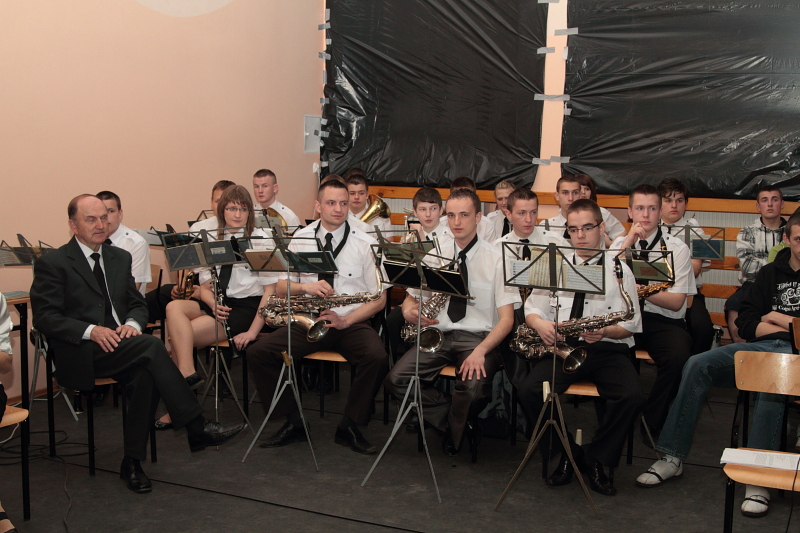 W ho�dzie ofiarom Katynia- 70 rocznica zbrodni katy�skiej autor: ZST Kolno, LO Kolno, LP Kolno 