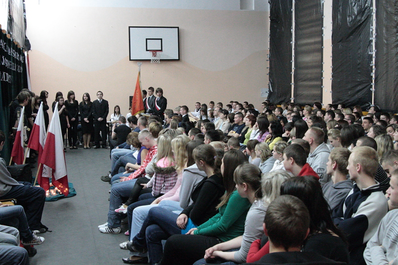 W ho�dzie ofiarom Katynia- 70 rocznica zbrodni katy�skiej autor: ZST Kolno, LO Kolno, LP Kolno 