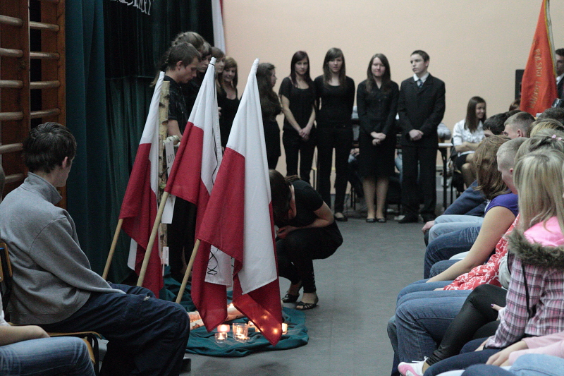 W ho�dzie ofiarom Katynia- 70 rocznica zbrodni katy�skiej autor: ZST Kolno, LO Kolno, LP Kolno 