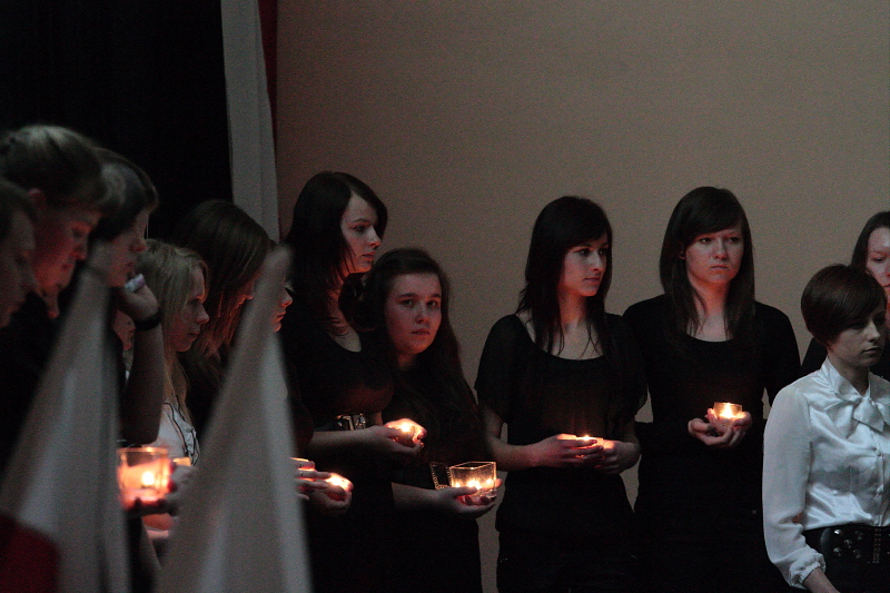 W ho�dzie ofiarom Katynia- 70 rocznica zbrodni katy�skiej autor: ZST Kolno, LO Kolno, LP Kolno 