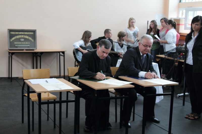 Wmurowanie kamienia w�gielnego w ZST autor: ZST Kolno, LO Kolno, LP Kolno 