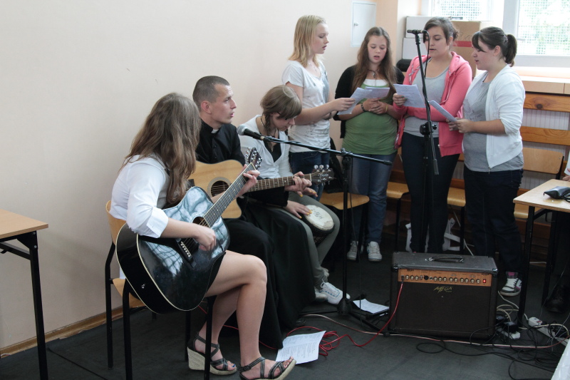 Wmurowanie kamienia w�gielnego w ZST autor: ZST Kolno, LO Kolno, LP Kolno 