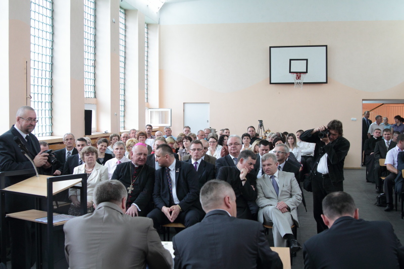 Wmurowanie kamienia w�gielnego w ZST autor: ZST Kolno, LO Kolno, LP Kolno 