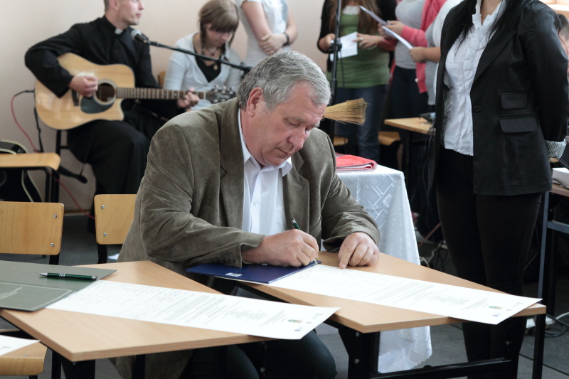 Wmurowanie kamienia w�gielnego w ZST autor: ZST Kolno, LO Kolno, LP Kolno 