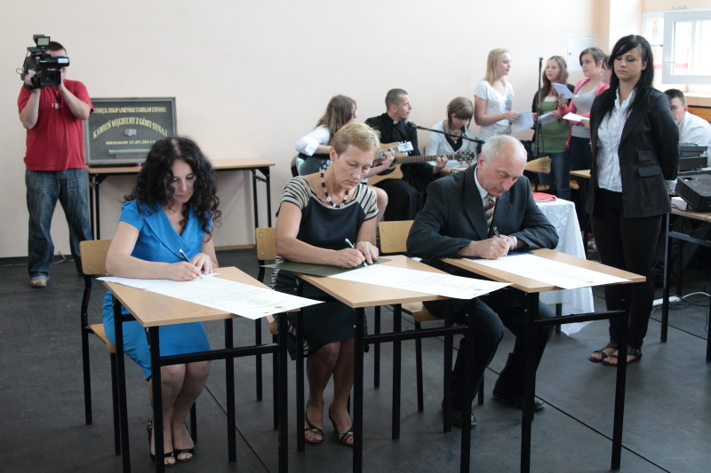 Wmurowanie kamienia w�gielnego w ZST autor: ZST Kolno, LO Kolno, LP Kolno 