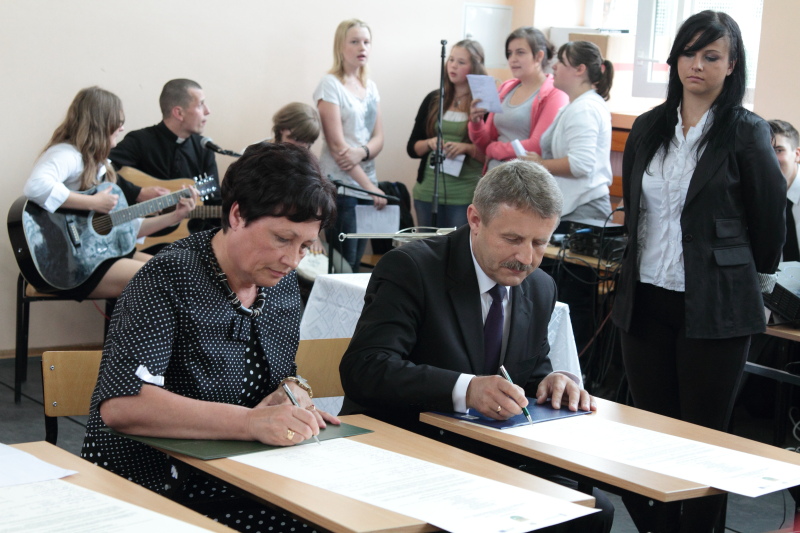 Wmurowanie kamienia w�gielnego w ZST autor: ZST Kolno, LO Kolno, LP Kolno 