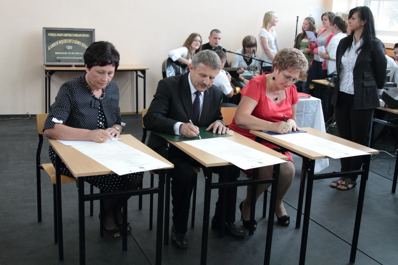 Wmurowanie kamienia w�gielnego w ZST autor: ZST Kolno, LO Kolno, LP Kolno 