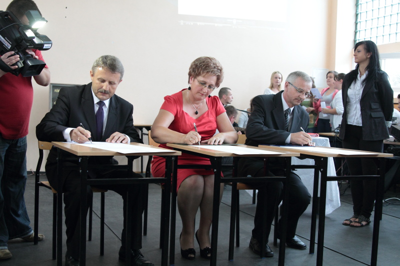 Wmurowanie kamienia w�gielnego w ZST autor: ZST Kolno, LO Kolno, LP Kolno 