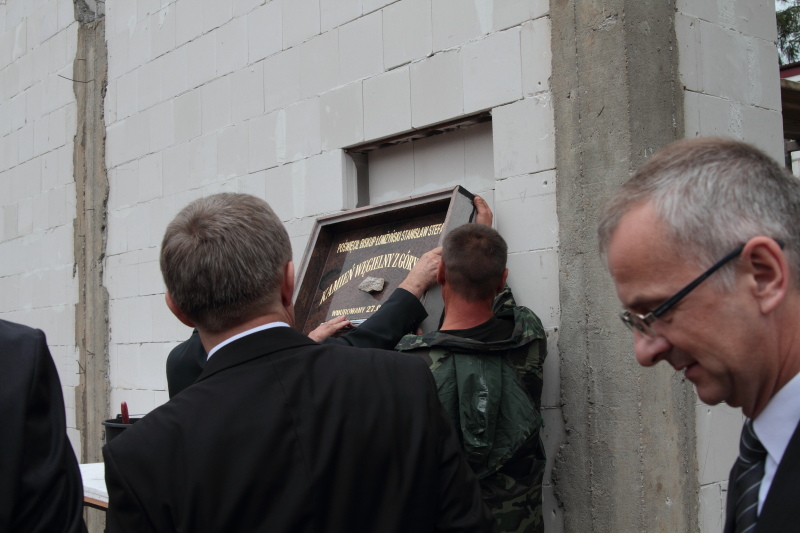 Wmurowanie kamienia w�gielnego w ZST autor: ZST Kolno, LO Kolno, LP Kolno 