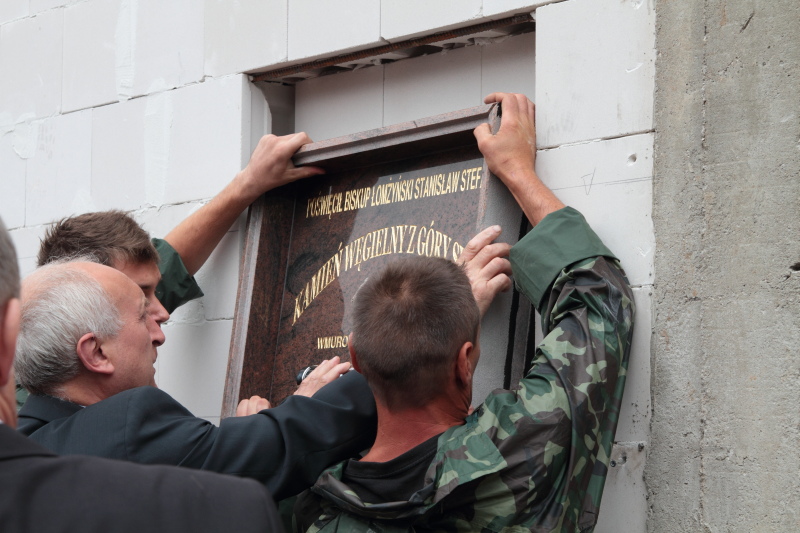 Wmurowanie kamienia w�gielnego w ZST autor: ZST Kolno, LO Kolno, LP Kolno 