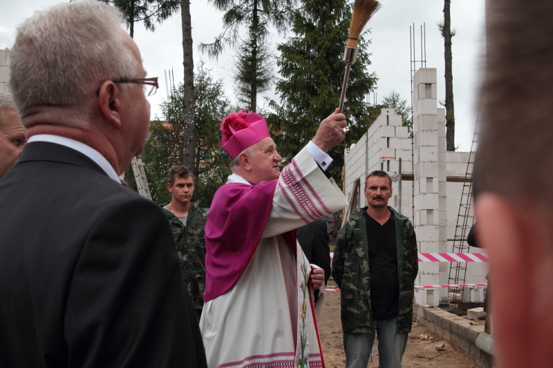 Wmurowanie kamienia w�gielnego w ZST autor: ZST Kolno, LO Kolno, LP Kolno 